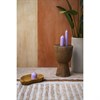 Свеча декоративная цвета лаванды из коллекции Edge, 10,5см - фото 408086